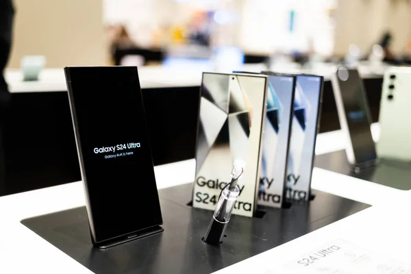 Samsung, The New Samsung Galaxy S24 Ultra 'nın yeni modellerini tanıtıyor. AI ile modern cep telefonu teknolojisi kavramı.