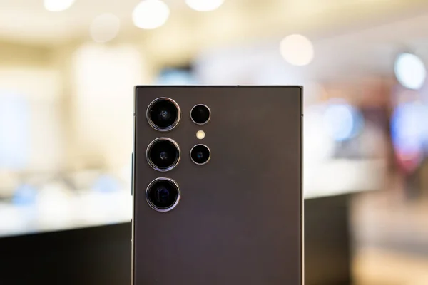 Samsung, The New Samsung Galaxy S24 Ultra 'nın yeni modellerini tanıtıyor. AI ile modern cep telefonu teknolojisi kavramı.