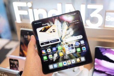 Dükkanda N3 demo görüntüsü bul. Modern cep telefonu teknolojisi kavramı.