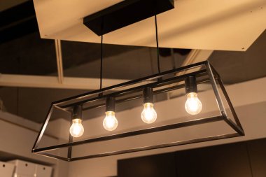 Tavan lambaları. Klasik lamba, evde ampul dekoru.