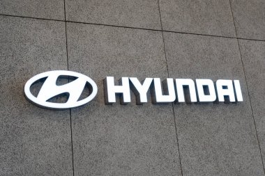 Hyundai logosu. Hyundai şirketi. Hyundai arabası ya da oto tabelası. Hyundai bir Güney Kore Çokuluslu Otomotiv Üreticisi..