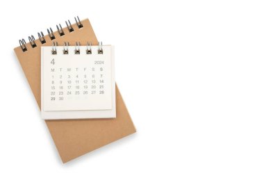 APRIL 2024 için basit masa takvimi ve beyaz arkaplanda izole edilmiş boş bir not. Kopyalama alanı ile takvim kavramı.