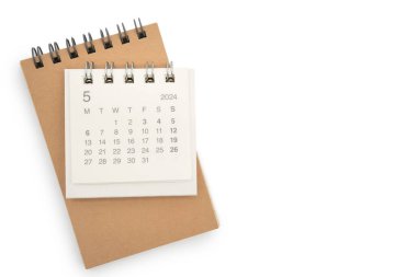 Mayıs 2024 için basit masa takvimi ve beyaz arkaplanda izole edilmiş boş bir not. Kopyalama alanı ile takvim kavramı.