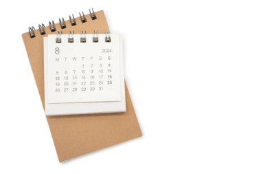 AĞUSTOS 2024 için basit masa takvimi ve beyaz arkaplanda izole edilmiş boş bir not. Kopyalama alanı ile takvim kavramı.