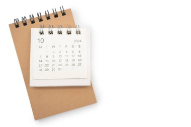 Ekim 2024 için basit masa takvimi ve beyaz arkaplanda izole edilmiş boş bir not. Kopyalama alanı ile takvim kavramı.