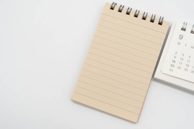 SEPTEMBER 2024 için basit masa takvimi ve beyaz arkaplanda izole edilmiş boş bir not. Kopyalama alanı ile takvim kavramı.