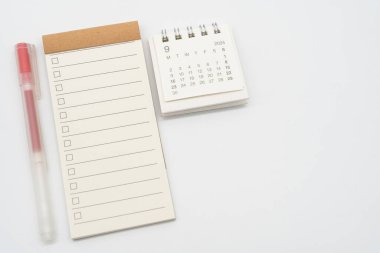 Boş Kontrol Listesi ya da SEPTEMBER 2024 için işaretli boş küçük not defteri ve Basit masa takvimi. Metin için boş kontrol listesi. Boşluğu Kopyala.