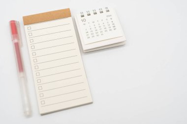 Boş Kontrol Listesi ya da işaretli boş küçük not defteri ve Ekim 2024 için basit masa takvimi. Metin için boş kontrol listesi. Boşluğu Kopyala.