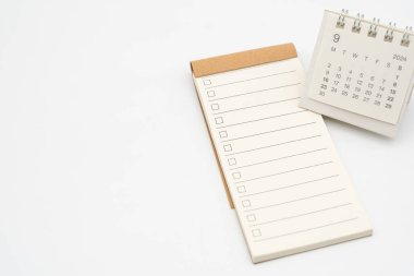 Boş Kontrol Listesi ya da işaretli metin için boş küçük not defteri ve SEPTEMBER 2024 için basit masa takvimi. SEP 'de metin için yapılacaklar listesi boş. Boşluğu Kopyala.