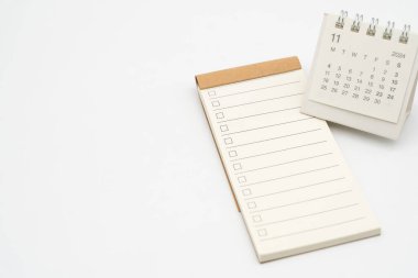 Boş Kontrol Listesi ya da boş küçük not defteri işaretli metin ve NOVEMBER 2024 için basit masa takvimi. NOV içerisindeki metin için yapılacaklar listesi boş. Boşluğu Kopyala.