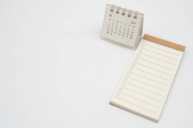 İşaretli metin için boş kontrol listesi ve APRIL 2024 için basit masa takvimi. APR 'daki metin için yapılacaklar listesi boş. Boşluğu Kopyala.