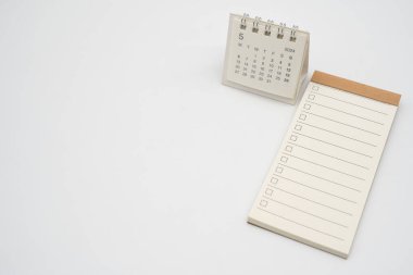 İşaretli metin için boş kontrol listesi ve Mayıs 2024 için basit masa takvimi. Mayıs 'ta yapılacaklar listesi boş. Boşluğu Kopyala.