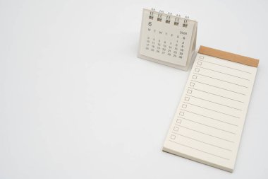 İşaretli metin için boş kontrol listesi ve Haziran 2024 için basit masa takvimi. Haziran 'da yazılacaklar listesi için boş. Boşluğu Kopyala.