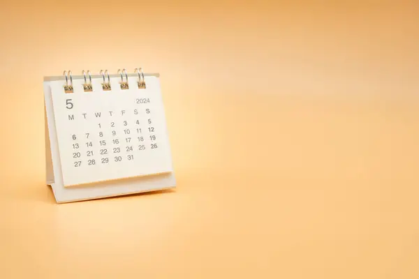 Einfacher Tischkalender Für Mai 2024 Isoliert Auf Orangefarbenem Hintergrund Kalenderkonzept Stockfoto