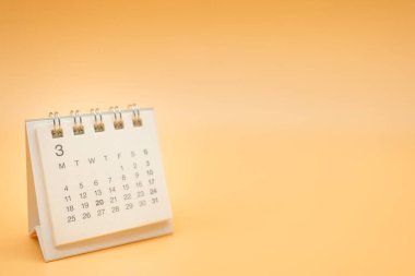 Turuncu arka planda hiçbir yıl izole edilmemiş Mart ayları için masa takvimi. Takvim konsepti kopyalama alanı. Planlayıcı ve Yönetim için Masaüstü Takvimi.