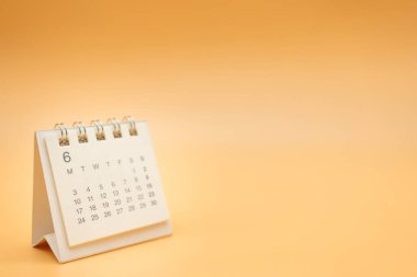 Turuncu arka planda bir yılı olmayan Haziran takvimi. Takvim konsepti kopyalama alanı. Planlayıcı ve Yönetim için Masaüstü Takvimi.