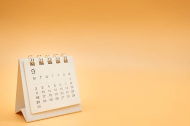 Turuncu arka planda bir yılı olmayan Eylül için masa takvimi. Takvim konsepti kopyalama alanı. Planlayıcı ve Yönetim için Masaüstü Takvimi.