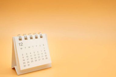 Turuncu arka planda bir yılı olmayan Aralık takvimi. Takvim konsepti kopyalama alanı. Planlayıcı ve Yönetim için Masaüstü Takvimi.