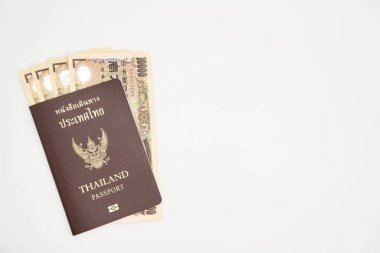 Tayland pasaportu ve Japonya 'dan kopyalanmış arka planda seyahat için para. Taylandlılar Japonya 'ya tatile hazırlanıyor..