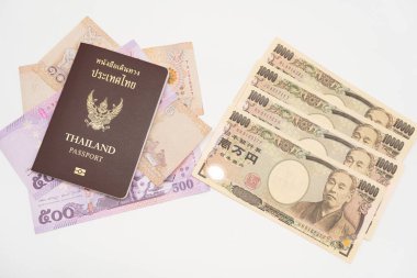 Tayland pasaportu, Tayland parası ve izole edilmiş arka planda seyahat için Japonya parası. Taylandlılar Japonya 'ya tatile hazırlanıyor..