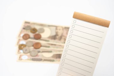 Çek kutusu ve Japon parasıyla yazılmış mesaj listesi için boş bir liste. Tatil, planlama bütçesi. seyahat planı konsepti.