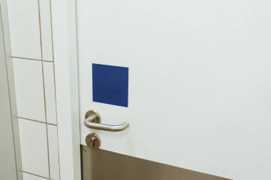 Kapı tasarımına yakın çekim, iç mekan açık. Kapı kolu olan minimalist bir ev, ahşap kapı kulpu. Boşluğu kopyala