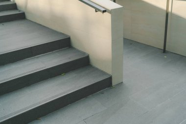 Geniş koridor tasarımı. Güneş ışığı ve mermer zemin, merdivenler üst kata çıkıyor.