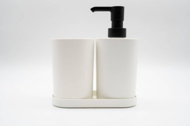 Arka planda plastik bir pompa şişesi. Sıfır kayıp. Geri dönüşüm konseptini yeniden kullan. Yeniden kullanılabilir kişiselleştirilebilir pompa dağıtıcı şişeleri.