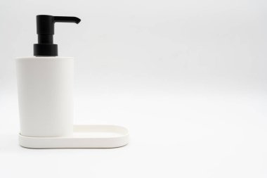 Arka planda plastik bir pompa şişesi. Sıfır kayıp. Geri dönüşüm konseptini yeniden kullan. Yeniden kullanılabilir kişiselleştirilebilir pompa dağıtıcı şişeleri.