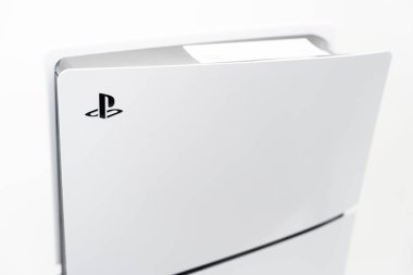İzole edilmiş arkaplanda yeni Playstation 5 ince model.