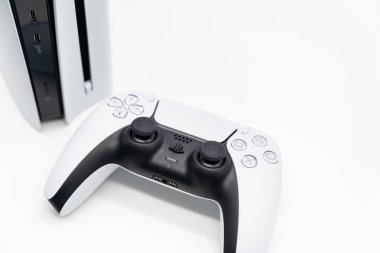 İzole edilmiş arkaplanda yeni Playstation 5 ince model ve denetleyici.