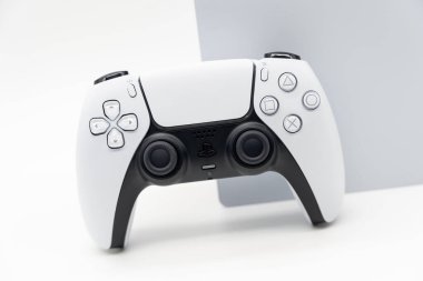 İzole edilmiş arkaplanda yeni Playstation 5 ince model ve denetleyici.