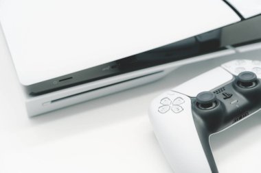 İzole edilmiş arkaplanda yeni Playstation 5 ince model ve denetleyici.
