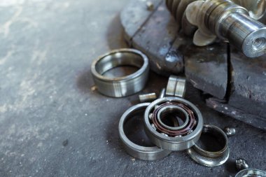 Çok uzun zamandır çalışan eski tornavida ve vida kompresörü.