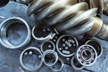 Çok uzun zamandır çalışan eski tornavida ve vida kompresörü.