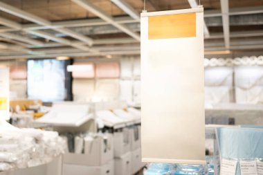 Alışveriş merkezindeki boş tabela. Alışveriş merkezindeki alışveriş merkezinin üzerine reklam çerçevesi ayarı yap. Boşluğu kopyala.