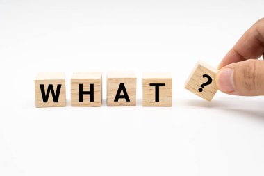 Elle yerleştirilen tahta küp blokları beyaz arkaplanda hangi metnin izole edildiği. Hangi kelimeler?.