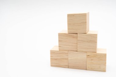 İşletme tasarımı konsepti için grafikler olmadan piramit şeklinde dizilmiş küp şeklinde tahta blok oyuncağı. boş tahta küpler.