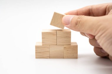 Giriş ifadeleri ve bilgi simgesi için kopyalama alanı olan boş tahta küpleri beyaz arkaplana yerleştirmek ve dizmek.