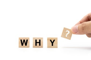 Elle yerleştirilmiş tahta küp bloklar ve neden beyaz arka planda izole edilmiş mesajlar. Neden kelimeler.