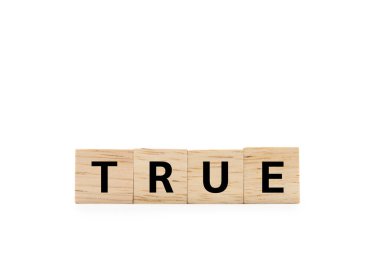 Gerçek tahta bloklar beyaz arkaplanda izole edilmiş. Boşluğu ve kırpma yolunu kopyala.