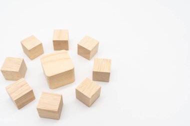 Tahta küp ya da izole arka planda tahta bloklar. Tahta kütük yığını. Kopyala, metin için boşluk.