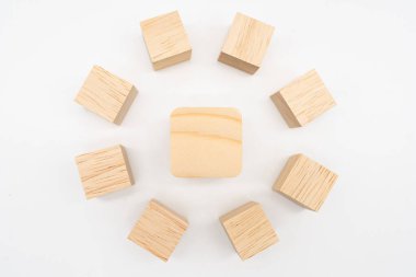 Tahta küp ya da izole arka planda tahta bloklar. Tahta kütük yığını. Kopyala, metin için boşluk.