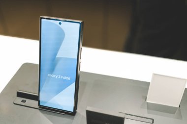 Bangkok Tayland 11 Temmuz 2024: Samsung, The New Samsung Galaxy Z Fold6 'yı piyasaya sürdü. AI ile modern cep telefonu teknolojisi kavramı.