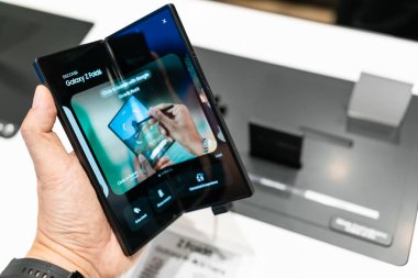 Bangkok Tayland 11 Temmuz 2024: Samsung, The New Samsung Galaxy Z Fold6 'yı piyasaya sürdü. AI ile modern cep telefonu teknolojisi kavramı.