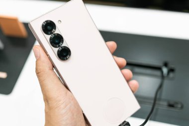 Bangkok Tayland 11 Temmuz 2024: Samsung, The New Samsung Galaxy Z Fold6 'yı piyasaya sürdü. AI ile modern cep telefonu teknolojisi kavramı.