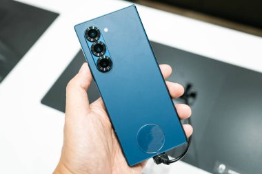 Bangkok Tayland 11 Temmuz 2024: Samsung, The New Samsung Galaxy Z Fold6 'yı piyasaya sürdü. AI ile modern cep telefonu teknolojisi kavramı.
