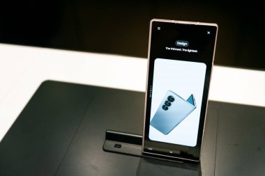 Bangkok Tayland 11 Temmuz 2024: Samsung, The New Samsung Galaxy Z Fold6 'yı piyasaya sürdü. AI ile modern cep telefonu teknolojisi kavramı.