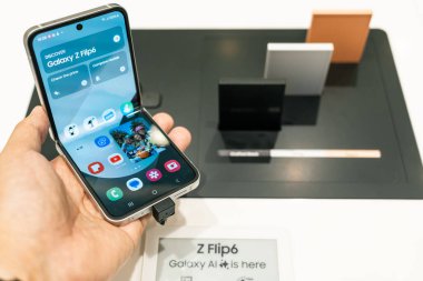 Samsung, Yeni Samsung Galaxy Z Flip6 'yı piyasaya sürdü. AI ile modern cep telefonu teknolojisi kavramı.