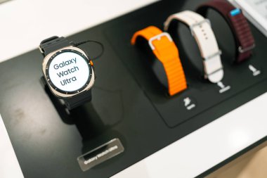 Bangkok Tayland 11 Temmuz 2024: The New Samsung Galaxy Watch 7 Ultra. Dükkandaki müşteriler için gösteri..